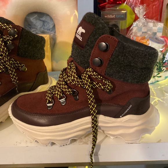 Sorel Women's Kinetic Breakthru Conquest Waterproof Boot sz 6 Burgundy & cream - Picture 9 of 11
